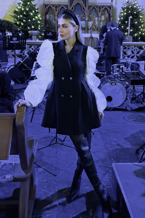 Платье "Мирайн" черное, с бортами и белыми рукавами