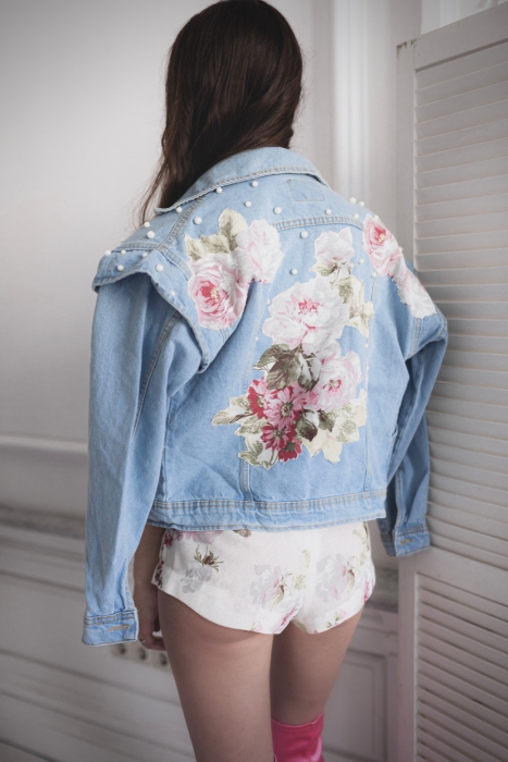 Куртка - косуха "Веста" голубая, джинс, на пуговицах, кутюр, с цветами