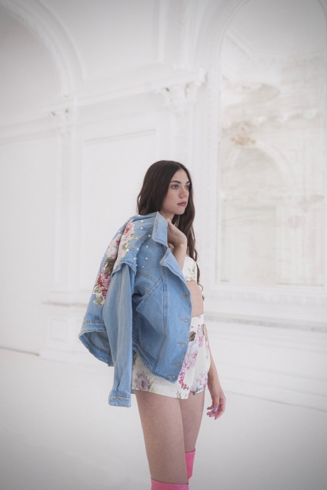 Куртка - косуха "Веста" голубая, джинс, на пуговицах, кутюр, с цветами