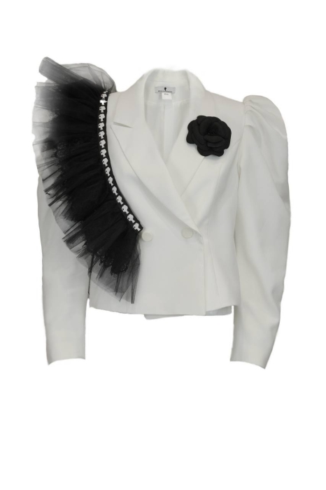 Пиджак - жакет "Даниэль" белый / молочный, укороченный, с брошью и декором из черного фатина и кружева