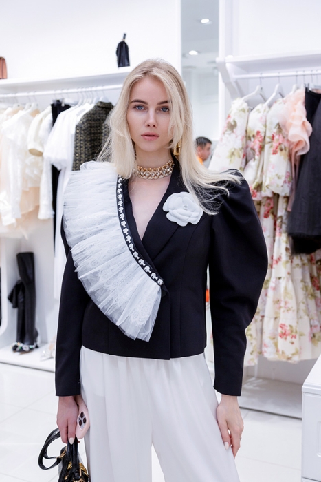 Пиджак - жакет "Даниэль" черный, укороченный, с брошью и декором из белого фатина и кружева