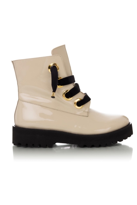 Ботинки лак молочные, черные шнурки