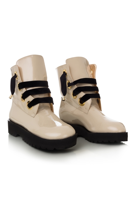 Ботинки лак молочные, черные шнурки
