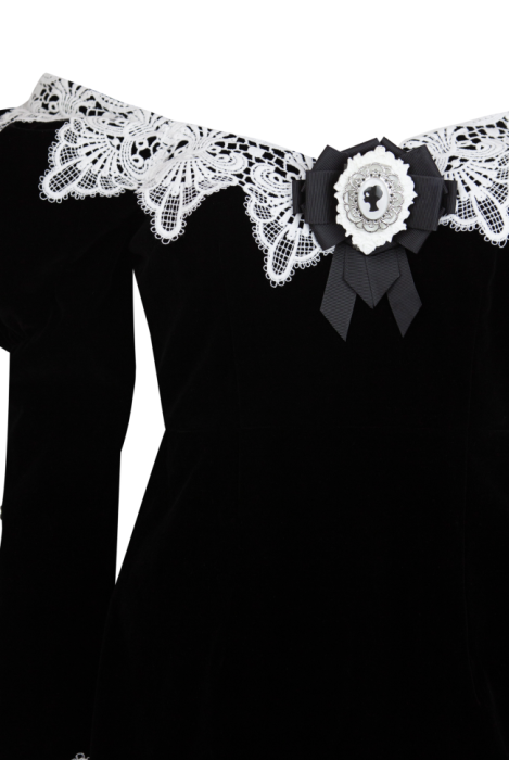 Платье "Барокко", мини, чёрное, бархат, с белым кружевом, с брошью "Камея", открытые плечи