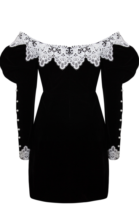 Платье "Барокко", мини, чёрное, бархат, с белым кружевом, с брошью "Камея", открытые плечи