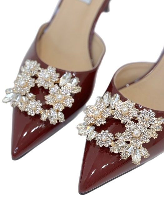Туфли-лодочки бордо, винные, лакированные, низкий каблук 8 см с золотистой брошью из жемчуга и страз