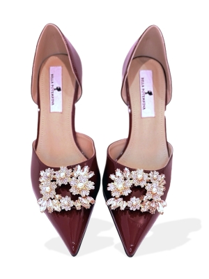 Туфли-лодочки бордо, винные, лакированные, низкий каблук 8 см с золотистой брошью из жемчуга и страз