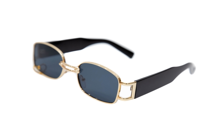 Очки солнцезащитные черные, золотистая оправа, прямоугольные с декором