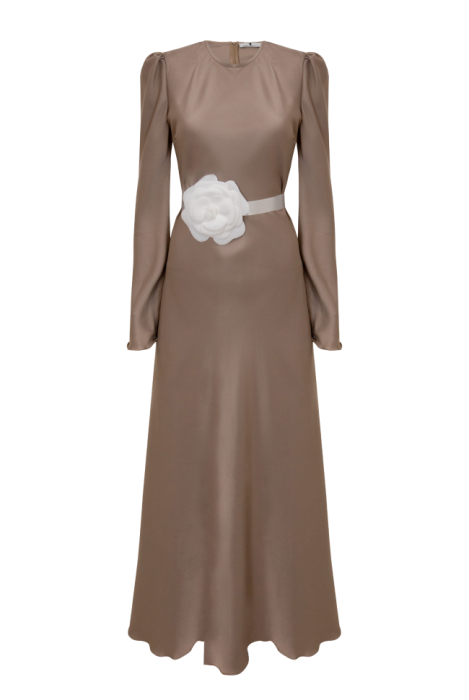 Платье "Гарнет" нюдовое, атлас (шелк), макси + брошь "Камелия"