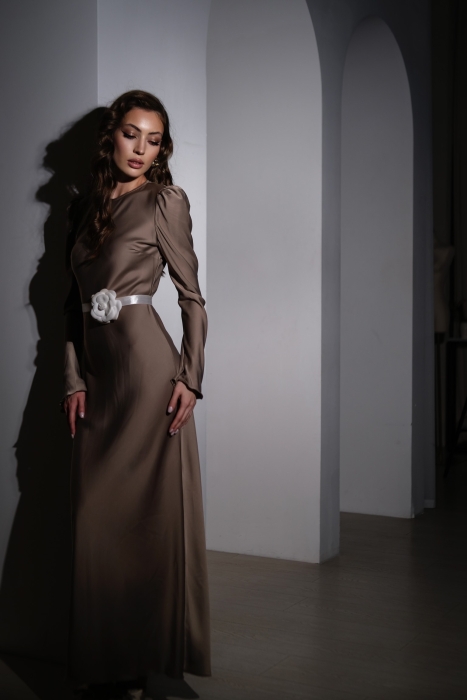 Платье "Гарнет" нюдовое, атлас (шелк), макси + брошь "Камелия"