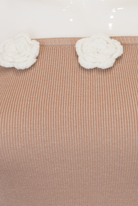 Топ "Буже" Темно - Бежевый Трикотажный ,Ассиметричный , с Белыми вязанными цветами