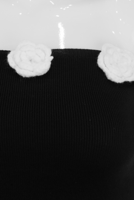 Топ "Буже" Черный Трикотажный ,Ассиметричный , с Белыми вязанными цветами