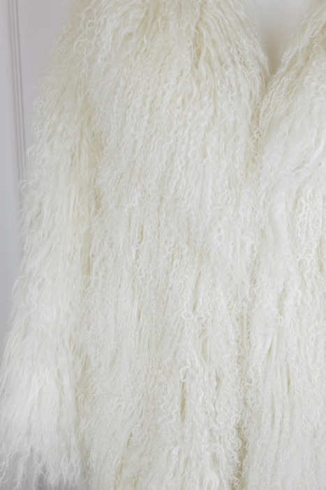 Шуба "Николет" белая, мех лама (натуральный), миди 110 см