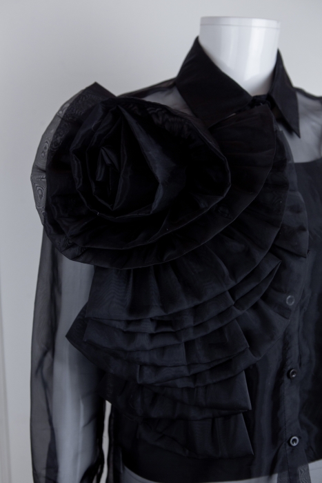 Блуза "Олби" черная, органза с крупной брошью