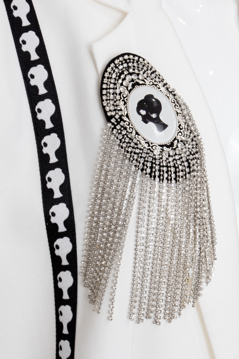 Пиджак - жакет "Адажио" белый + Брошь "ЛОГО" со стразами