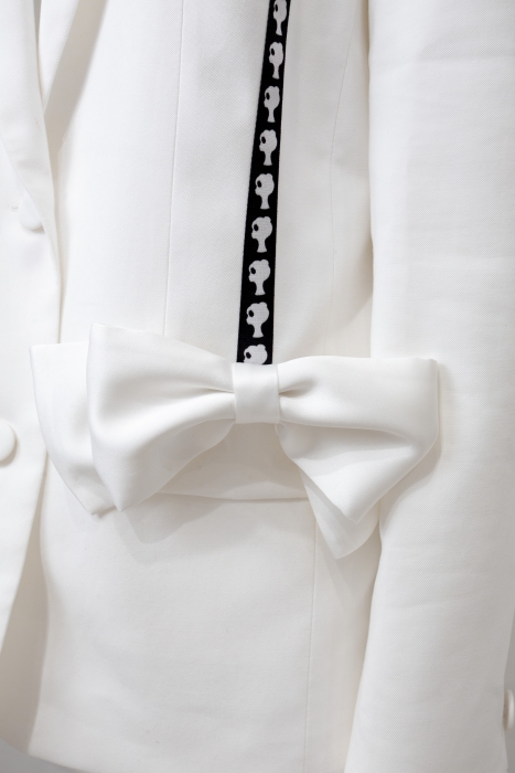 Пиджак - жакет "Адажио" белый + Брошь "ЛОГО" со стразами