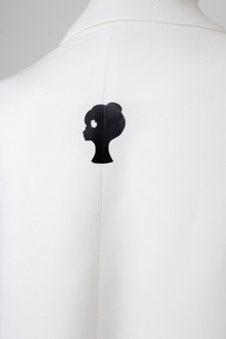 Пиджак - жакет "Адажио" белый + Брошь "ЛОГО" со стразами