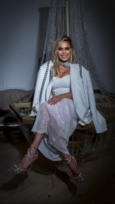 Пиджак - жакет "Адажио" белый + Брошь "ЛОГО" со стразами