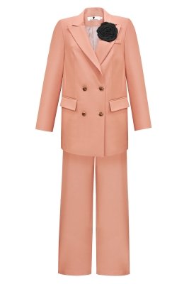 Костюм "Велес" пудровый (розовый), двубортный, удлиненный, с брошью