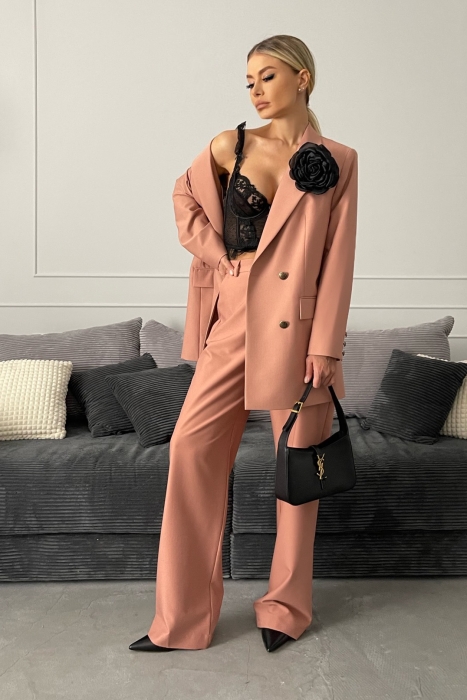 Костюм "Велес" пудровый (розовый), двубортный, удлиненный, с брошью