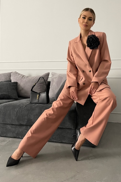 Костюм "Велес" пудровый (розовый), двубортный, удлиненный, с брошью