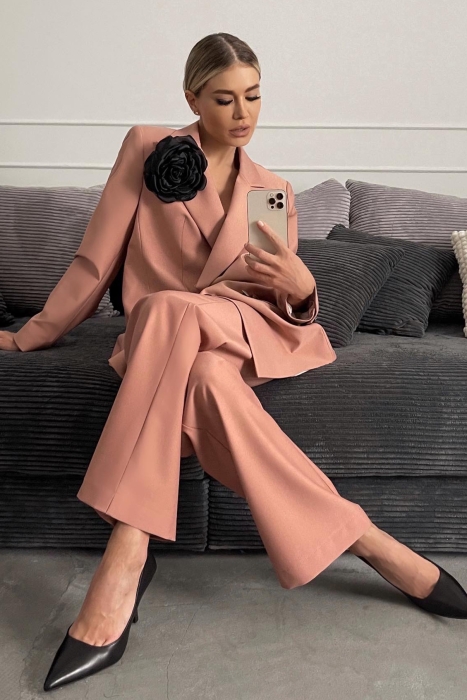 Костюм "Велес" пудровый (розовый), двубортный, удлиненный, с брошью