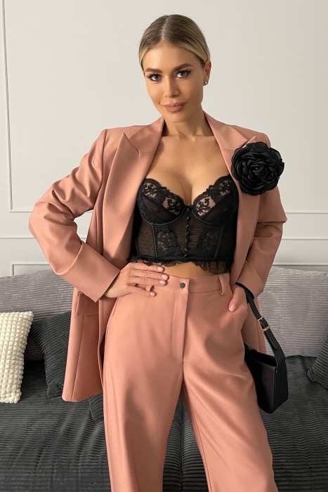 Костюм "Велес" пудровый (розовый), двубортный, удлиненный, с брошью