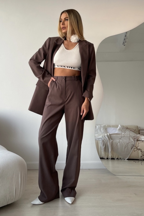 Костюм "Велес" какао, двубортный, удлиненный, с брошью