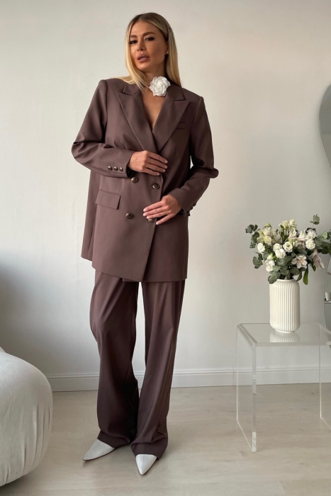 Костюм "Велес" какао, двубортный, удлиненный, с брошью