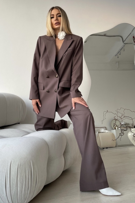 Костюм "Велес" какао, двубортный, удлиненный, с брошью