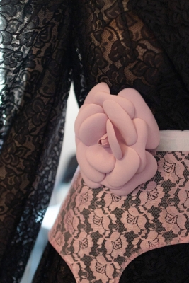 Брошь - чокер "Камелия" пудровая