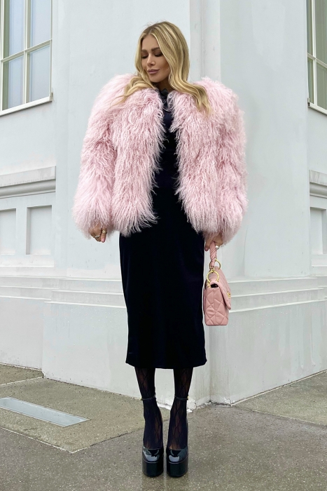 Шуба (полушубок) "Лорель" пудровая (нежно-розовая), мех лама (натуральный) 62 см