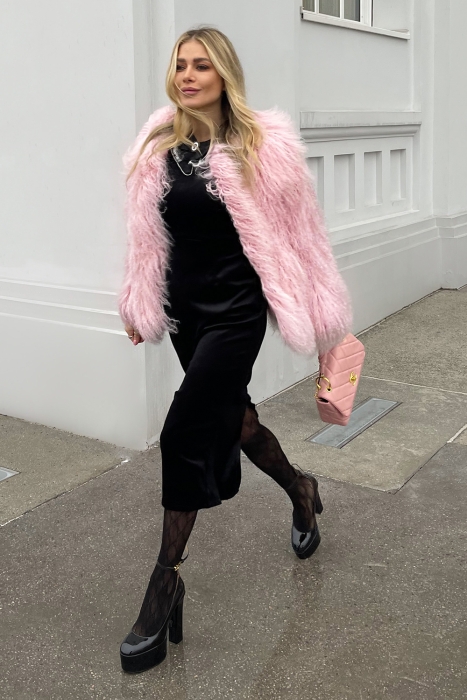 Шуба (полушубок) "Лорель" пудровая (нежно-розовая), мех лама (натуральный) 62 см