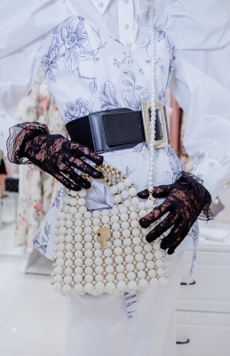 Сумка "Барокко" молочная с золотистым, из акриловых бусин (ежевика), ЛОГО, кутюр