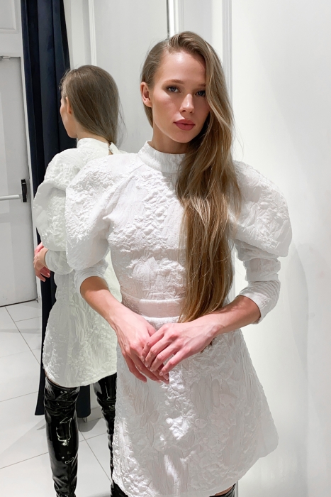 Платье "Перрис" белое, широкие рукава, открытая спина, жаккард