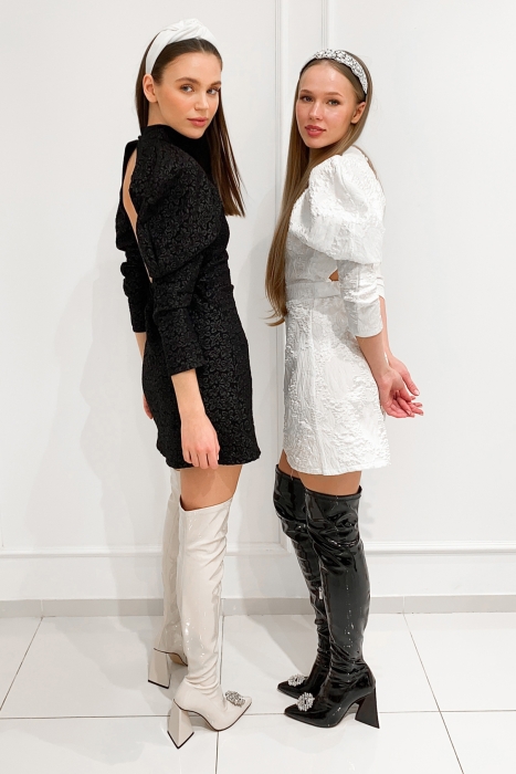 Платье "Перрис" белое, широкие рукава, открытая спина, жаккард