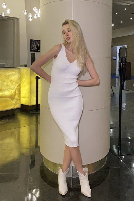 Платье "Эрин" белое, трикотаж, обтягивающее, миди