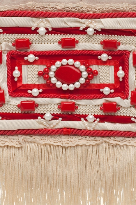 Ридикюль квадратный молочный с красным "жемчуг"