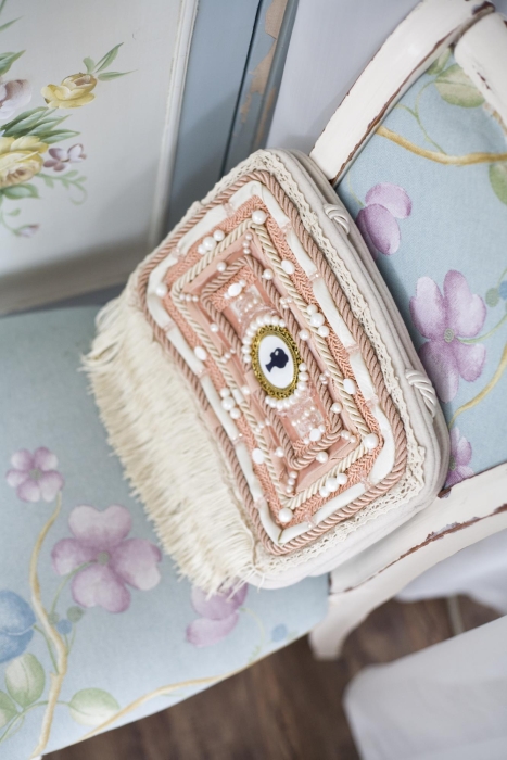 Ридикюль квадратный молочный с розовым "Лого"