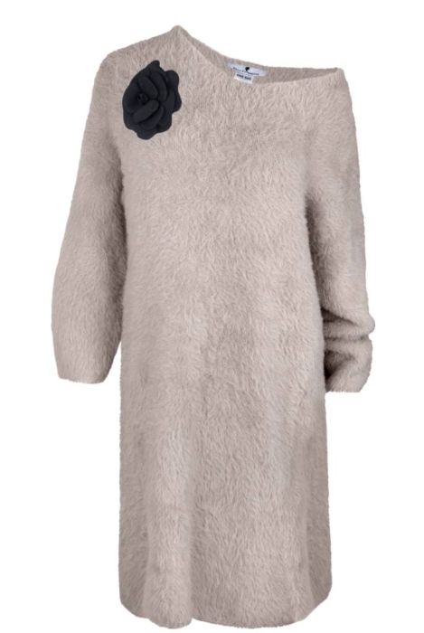 Платье "Амадея" бежевое, миди, ангора, с брошью, пушистое