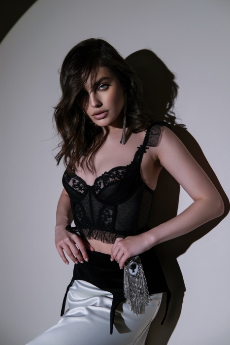 Пояс - корсет - баска, с эполетом  - брошью из страз "Лого"