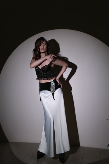 Пояс - корсет - баска, с эполетом  - брошью из страз "Лого"