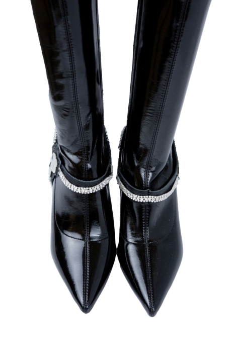 Сапоги - ботфорты черные, лак, на шпильке, с обвесом (портупея) и лого