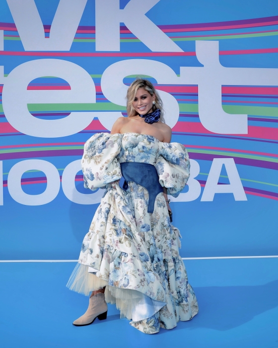 Платье "Лилит" молочное, принт голубые пионы, рукава фонарики + пояс корсет с брошью, макси