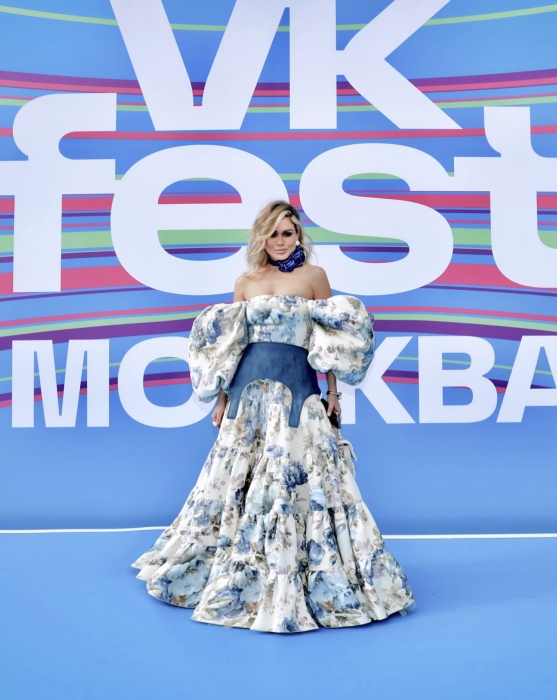 Платье "Лилит" молочное, принт голубые пионы, рукава фонарики + пояс корсет с брошью, макси