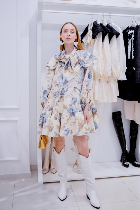 Платье "Лоретта" молочное, принт голубые пионы, с воротником и бантом, мини