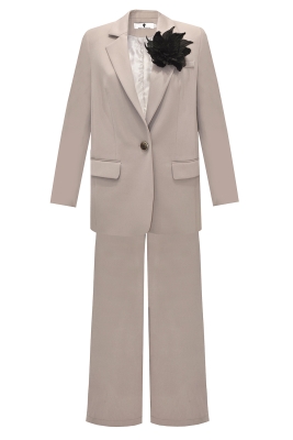 Костюм "Вильям" бежевый, с брошью "лилия"