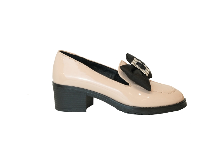 Лоферы "FW 23-24" нюдовые, лак, брошь бант