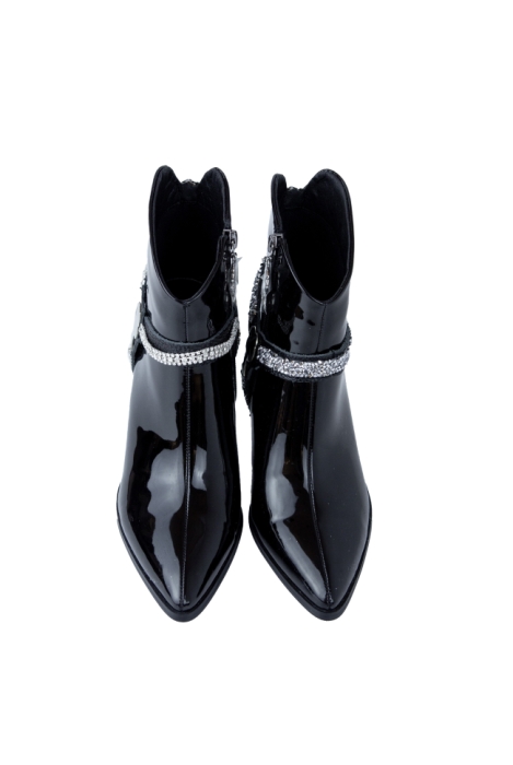 Сапоги - ботильоны "FW 23-24" черные, лак, с обвесом (портупея) и лого