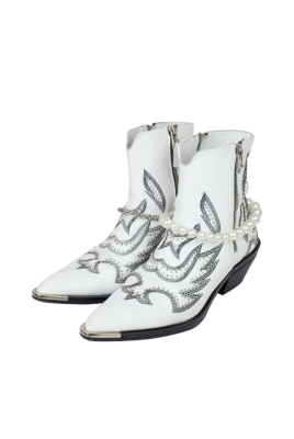 Ботинки-казаки "Бохо", белые, натуральная кожа, вышивка, с обвесом на выбор